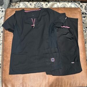 XL Tall Black Women’s Koi Lite Scrub Set